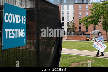 Leicester, Leicestershire, Regno Unito. 22 agosto 2020. Un dimostratore assiste a una protesta ÒSave nostra NHSÓ nei pressi di un centro di test Covid-19. La campagna mira a costruire un movimento per lottare per salari equi nel Servizio sanitario Nazionale. Credit Darren Staples/Alamy Live News. Foto Stock