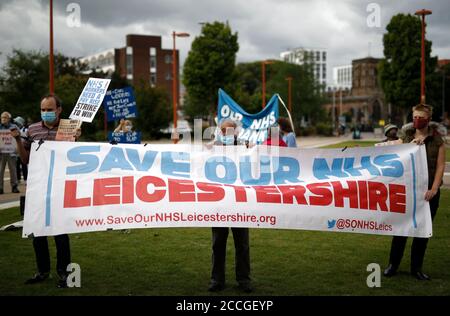 Leicester, Leicestershire, Regno Unito. 22 agosto 2020. I dimostranti partecipano a una protesta ÒSave nostra NHSÓ. La campagna mira a costruire un movimento per lottare per salari equi nel Servizio sanitario Nazionale. Credit Darren Staples/Alamy Live News. Foto Stock