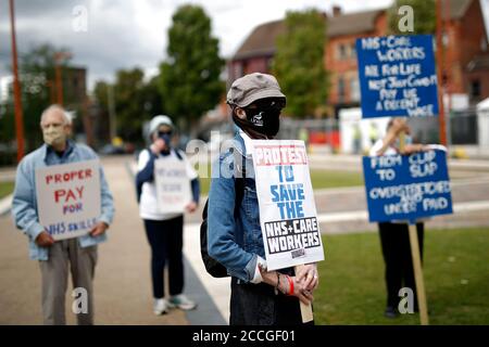 Leicester, Leicestershire, Regno Unito. 22 agosto 2020. I dimostranti partecipano a una protesta ÒSave nostra NHSÓ. La campagna mira a costruire un movimento per lottare per salari equi nel Servizio sanitario Nazionale. Credit Darren Staples/Alamy Live News. Foto Stock