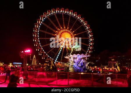 Germania, Berlino, mercatino di Natale con ruota panoramica a Roten Rathaus / Alexanderplatz. Foto Stock