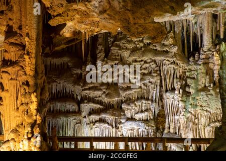 Gumushane, Turchia - 29 luglio 2020: Grotta di Karaca, 147 milioni di anni di formazione naturale, meraviglia della natura, distretto di Torul. Foto Stock