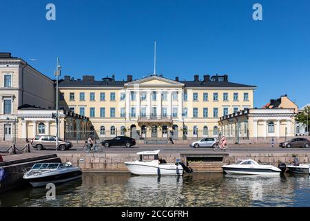 Palazzo Presidenziale, una delle tre residenze ufficiali del Presidente, in un pomeriggio di sole a Helsinki, Finlandia Foto Stock