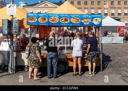 Persone che si accodano al chiosco del venditore di piatti di pesce in Piazza del mercato, Helsinki, Finlandia Foto Stock