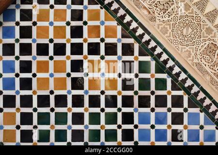 Particolare di una parete a mosaico nell'Alhambra, Granada Foto Stock