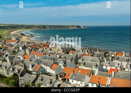 CULLEN BAY MORAY COSTA SCOZIA SEATOWN OSPITA PIASTRELLE ROSSE E. UN MARE VERDE BLU Foto Stock