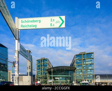 Germania, Berlino, segno albero con piste ciclabili alla stazione ferroviaria principale. Foto Stock