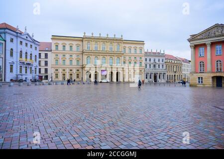 Germania, Potsdam, Museo Barberini al vecchio mercato nel ricostruito Palazzo Barberini (edificio giallo). Foto Stock