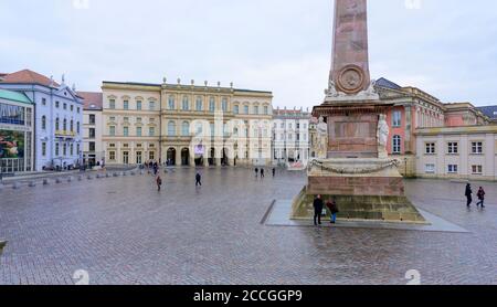 Germania, Potsdam, Museo Barberini al vecchio mercato nel ricostruito Palazzo Barberini (edificio giallo). Foto Stock