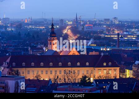 Germania, Baden-Wuerttemberg, Karlsruhe, vista dalla montagna locale di Karlsruhe Turmberg alla città. In primo piano il quartiere di Durlach. Foto Stock