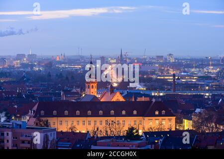 Germania, Baden-Wuerttemberg, Karlsruhe, vista dalla montagna locale di Karlsruhe Turmberg alla città. In primo piano il quartiere di Durlach. Foto Stock