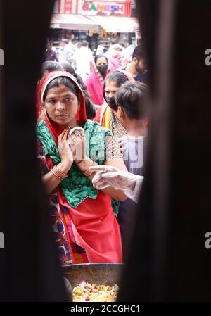Beawar, Rajasthan, India, 22 agosto 2020: Devoto indù che si trova fuori del tempio di Ganpati offre preghiere in occasione del festival di Ganesh Chaturthi tra COVID-19, a Beawar. Credit: Sumit Saraswat/Alamy Live News Foto Stock