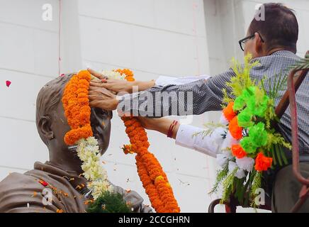 I leader del Congresso rendono omaggio all'ex primo Ministro Rajiv Gandhi nel suo 76° anniversario di nascita, davanti al Congresso Bhawan, ad Agartala, Tripura, India. Foto Stock