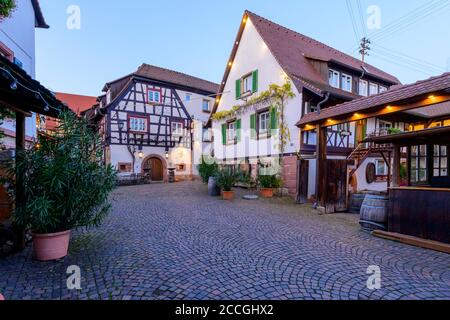 Germania, Renania-Palatinato, Palatinato del Sud, Gleiszellen-Gleishorbach, decorazione di Natale nel distretto di Gleiszellen, il Wenzergasse. Foto Stock