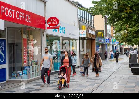 Slough, Berkshire, Regno Unito. 22 agosto 2020. Slough in Berkshire è stato nominato dal Public Health England e dal Department for Health and Social Care come una "area di preoccupazione" del Covid-19 a seguito di un recente aumento del numero di casi. Credit: Maureen McLean/Alamy Live News Foto Stock