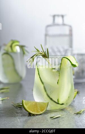 Bevanda detox o limonata fresca ghiacciata verde con rosmarino, cetriolo e lime. Bevanda fredda in vetro smerigliato. Foto Stock