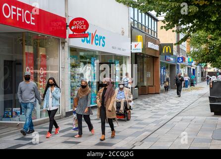 Slough, Berkshire, Regno Unito. 22 agosto 2020. Slough in Berkshire è stato nominato dal Public Health England e dal Department for Health and Social Care come una "area di preoccupazione" del Covid-19 a seguito di un recente aumento del numero di casi. Credit: Maureen McLean/Alamy Live News Foto Stock