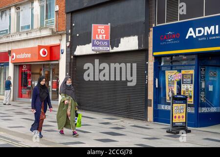 Slough, Berkshire, Regno Unito. 22 agosto 2020. Slough in Berkshire è stato nominato dal Public Health England e dal Department for Health and Social Care come una "area di preoccupazione" del Covid-19 a seguito di un recente aumento del numero di casi. Credit: Maureen McLean/Alamy Live News Foto Stock