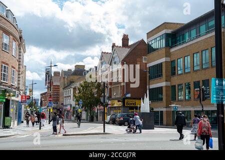 Slough, Berkshire, Regno Unito. 22 agosto 2020. Slough in Berkshire è stato nominato dal Public Health England e dal Department for Health and Social Care come una "area di preoccupazione" del Covid-19 a seguito di un recente aumento del numero di casi. Credit: Maureen McLean/Alamy Live News Foto Stock