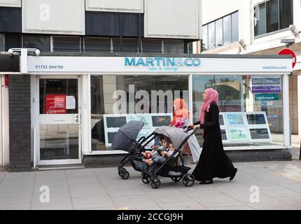 Slough, Berkshire, Regno Unito. 22 agosto 2020. Slough in Berkshire è stato nominato dal Public Health England e dal Department for Health and Social Care come una "area di preoccupazione" del Covid-19 a seguito di un recente aumento del numero di casi. Credit: Maureen McLean/Alamy Live News Foto Stock