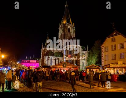 Francia, Alsazia, Wissembourg, mercatino di Natale presso la chiesa abbaziale di San Pietro e Paolo. Foto Stock