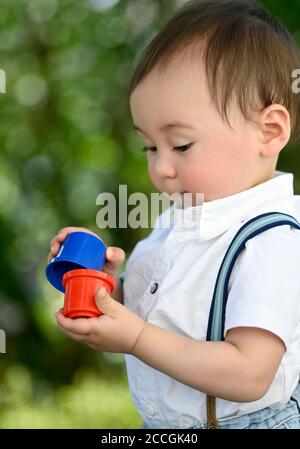 Toddler, 11 mesi, multietnico, ritratto, giocando con blocchi da costruzione, Stoccarda, Baden-Württemberg, Germania Foto Stock