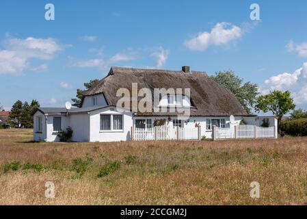 Germania, Meclemburgo-Pomerania occidentale, Hiddensee, casa di paglia, villaggio di pescatori Neuendorf. Foto Stock