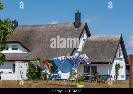 Germania, Meclemburgo-Pomerania occidentale, Hiddensee, lavanderia flutters di fronte a una casa di paglia, villaggio di pescatori Neuendorf. Foto Stock