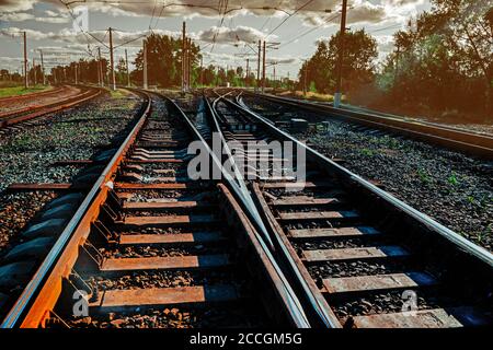 Intersezioni ferroviarie. Ferrovia che conduce in diverse direzioni Foto Stock