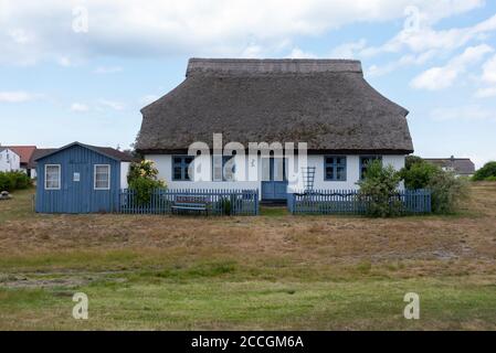 Germania, Meclemburgo-Pomerania occidentale, Hiddensee, casa di paglia, villaggio di pescatori Neuendorf. Foto Stock