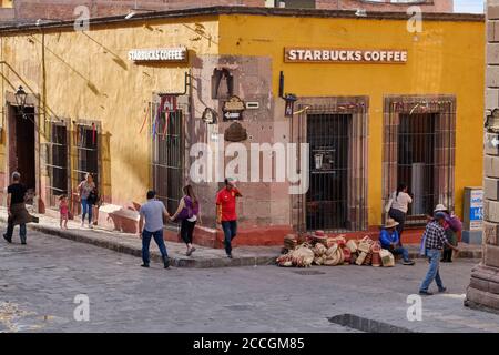 San Miguel de Allende, Messico. Passeggiata pedonale vicino al locale Starbucks Coffee Cafe nel centro della città Foto Stock