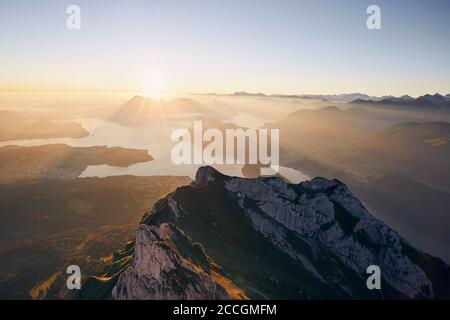 Vista panoramica del lago e delle montagne contro la splendida alba. Lucerna, Svizzera. Foto Stock