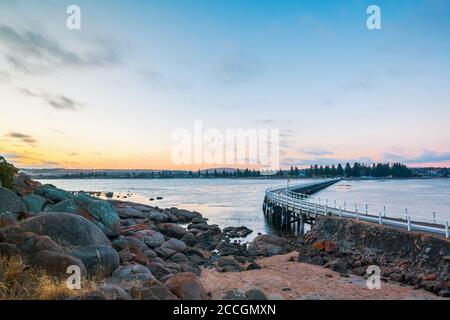 Victor Harbour Causeway al crepuscolo, Granite Island, Australia Meridionale Foto Stock