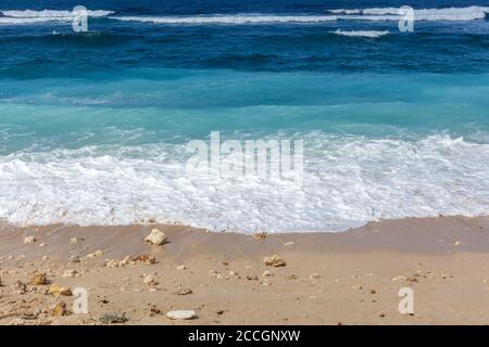 Popolare Melasti Beach (Pantai Melasti), Bukit, Bali, Indonesia. Acque turchesi, rocce, paesaggi oceanici. Foto Stock