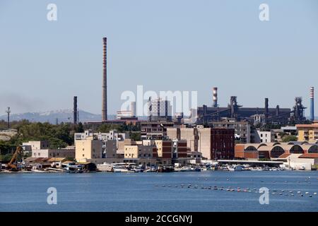 Azienda siderurgica ArcelorMittal (già Ilva) con quartiere Tamburi di Taranto, Puglia, Italia Foto Stock