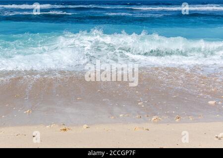 Popolare Melasti Beach (Pantai Melasti), Bukit, Bali, Indonesia. Acque turchesi, rocce, paesaggi oceanici. Foto Stock