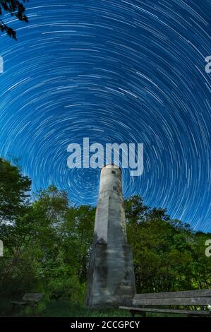 Tracce stellari nel cielo notturno Foto Stock