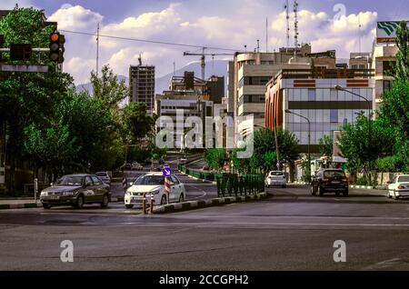 Teheran, Iran, luglio 07,2020: I moderni edifici alti sostituiscono le vecchie case su Mirza Via Shiraz nella capitale iraniana di Teheran Foto Stock