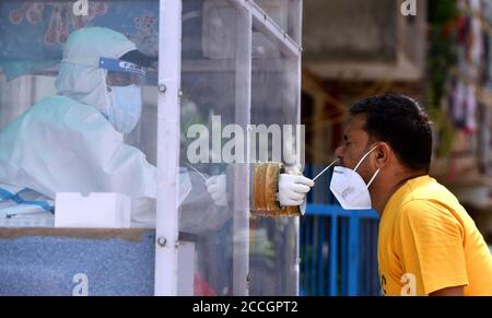 Nuova Delhi, India. 22 agosto 2020. Un operatore sanitario raccoglie il campione di tampone nasale in un centro di screening COVID-19 mobile a Nuova Delhi, India, 22 agosto 2020. Sabato, l'India ha riportato 69,878 nuovi casi e 945 morti, portando il totale a 2,975,701 e il numero di morti a 55,794, secondo gli ultimi dati rilasciati dal ministero federale della salute. Credit: Parta Sarkar/Xinhua/Alamy Live News Foto Stock