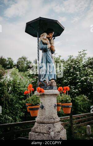 Fontana con una figura di pastore, passeggiata attraverso Partenkirchen Foto Stock