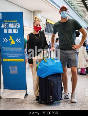 Sophie Kinnear e George Sandbach che sono arrivati da Spalato, Croazia a Londra Heathrow Airport e ora come autoisolare per 14 giorni. Foto Stock