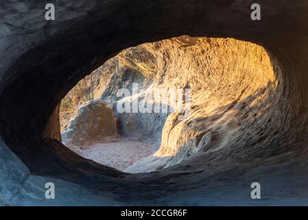 Germania, Sassonia-Anhalt, Timmenrode, grotta di sabbia presso lo stemma di Amburgo, Teufelsmauer, alba, Harz, UNESCO Global Geopark Foto Stock