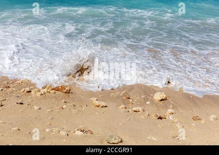 Popolare Melasti Beach (Pantai Melasti), Bukit, Bali, Indonesia. Acque turchesi, rocce, paesaggi oceanici. Foto Stock