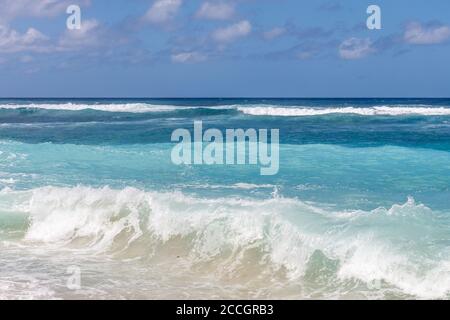 Popolare Melasti Beach (Pantai Melasti), Bukit, Bali, Indonesia. Acque turchesi, rocce, paesaggi oceanici. Foto Stock