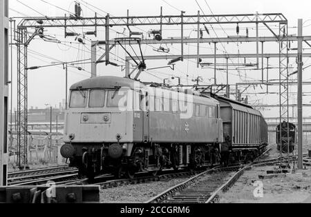 Una locomotiva elettrica di classe 85 numero 85102 parte da Dagenham Dock con un treno ricambi Ford il 20 maggio 1991. Foto Stock