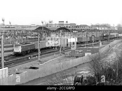 Una locomotiva elettrica di classe 85 numero 85102 che lavora un Freightliner ben caricato a Willesden Junction il 26 gennaio 1991. Foto Stock