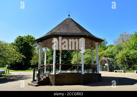 Favolosa bandstand deserta nel parco con profondo cielo blu sfondo in estate Foto Stock