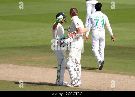 L'inglese Zak Crawley celebra 200 corse con il compagno di squadra Jos Buttler (a sinistra) durante il secondo giorno della terza partita di test all'Ageas Bowl di Southampton. Foto Stock