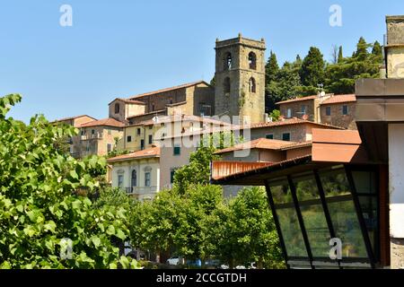 Bella chiesa antica contro il cielo blu profondo a Montecatini Alto, Toscana Italia in estate Foto Stock