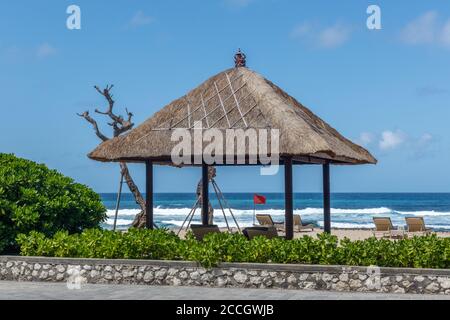 Popolare Melasti Beach (Pantai Melasti), Bukit, Bali, Indonesia. Acque turchesi, rocce, paesaggi oceanici. Foto Stock