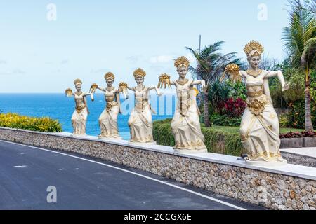 Sculture di balli balinesi all'ingresso della spiaggia di Melasti (Pantai Melasti), Bukit, Bali, Indonesia. Foto Stock